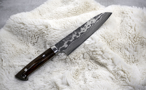 Ręcznie kuty nóż Santoku Takeshi Saji VG-10 na miękkim tle