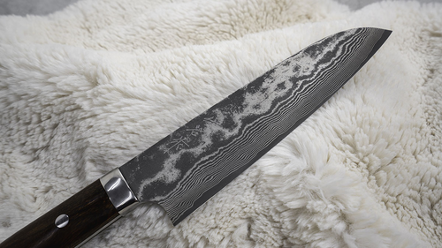 Ręcznie kuty nóż Santoku Takeshi Saji 18 cm, stal VG-10, na miękkim tle