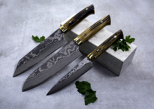 YBB VG-10 Takeshi Saji mistrzowski nóż Santoku na tle białego bloku.