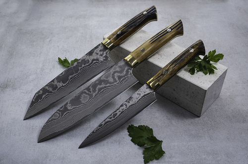 Mistrzowski nóż Banno-Bunka 17 cm Takeshi Saji YBB VG-10 na tle betonu