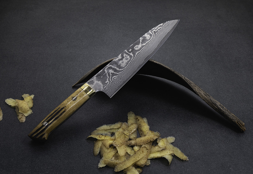 Mistrzowski nóż Gyuto 21 cm Takeshi Saji YBB VG-10 na tle ciemnej deski.