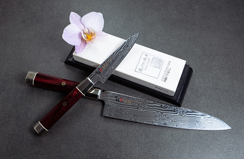 Mistrzowski nóż Nakiri Mcusta Zanmai Ultimate Aranami na eleganckim tle
