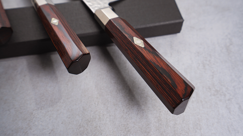 Nóż Nakiri Mcusta Zanmai Supreme Hammered na szarym tle