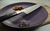 Japoński nóż Santoku Miyabi 4000 FC na fioletowym talerzu
