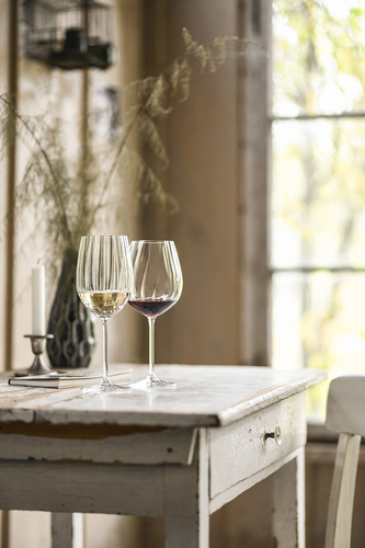Ręcznie tworzone kieliszki Marlène Zwiesel GLAS na rustykalnym stole.