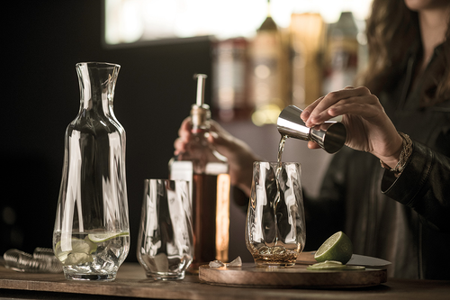 Dwie szklanki Marlène Zwiesel GLAS na drewnianym blacie