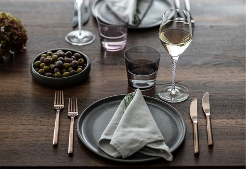 Kieliszki do wina Spirit Zwiesel GLAS na eleganckim stole