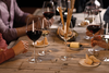 Kieliszki do wina Enoteca Zwiesel GLAS na drewnianym stole z przekąskami.