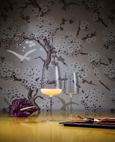 Kieliszki do wina Simplify Zwiesel GLAS na tle kwiatowej tapety
