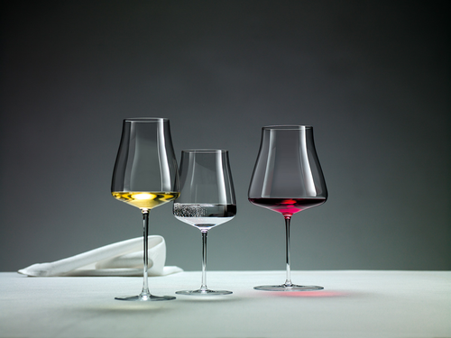 Zwiesel GLAS The Moment kieliszki do wina, ręcznie tworzone, na eleganckim stole.