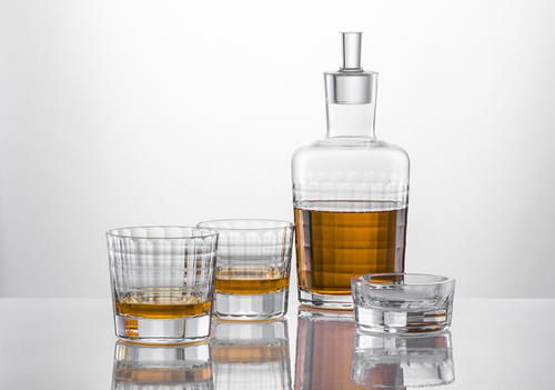 Karafka do whisky Zwiesel GLAS z serii Bar Premium No.1 z dwoma szklankami.