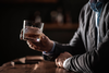 Szklanki do whisky Zwiesel GLAS Bar Premium No.2, ręcznie tworzone, na drewnianym stole.