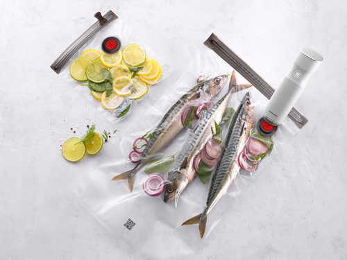 Zwilling Fresh & Save – pompka próżniowa i pojemnik z rybami i cytrusami na jasnym tle