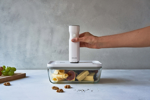 Automatyczna pompka próżniowa Fresh & Save Zwilling na pojemniku z żywnością.