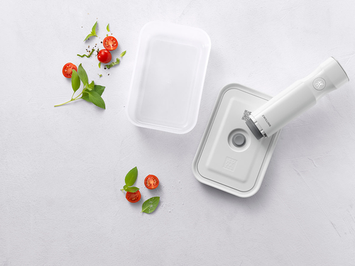 Pojemniki Fresh & Save Zwilling do próżniowego pakowania na białym tle z pomidorkami koktajlowymi.