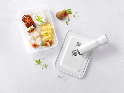 Zestaw Fresh & Save Zwilling do próżniowego pakowania na jasnym tle z serem i figami.