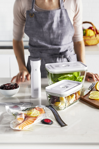 Zestaw próżniowy Fresh & Save Zwilling na kuchennym blacie, pojemniki szklane i plastikowe.