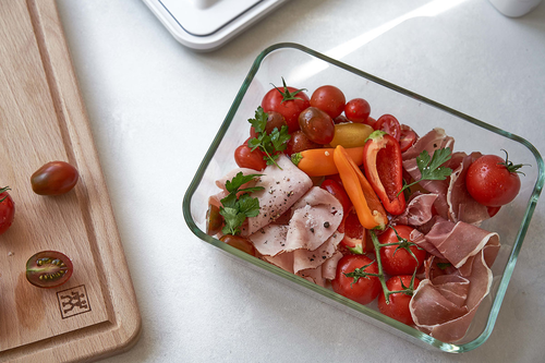 Duży zestaw próżniowy Zwilling Fresh & Save - szklane pojemniki z warzywami i wędlinami.
