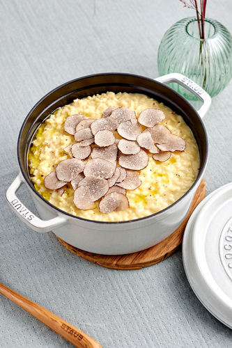 Głęboka patelnia żeliwna Staub White Truffle z pokrywą, idealna do duszenia i serwowania.