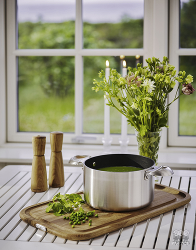 Garnek Scanpan CTX z tytanowo-ceramiczną powłoką, 6,5 l, na desce z ziołami.