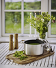 Rondel Scanpan CTX z powłoką tytanowo-ceramiczną, 2,5 l, na drewnianej desce.