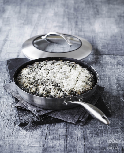 Głęboka patelnia Scanpan CTX z tytanowo-ceramiczną powłoką na srebrnym tle