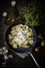 Tytanowo-ceramiczna patelnia Scanpan CTX z ravioli na drewnianym stole