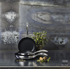 Scanpan HaptIQ tytanowo-ceramiczna patelnia Ø 32 cm na tle nowoczesnej kuchni