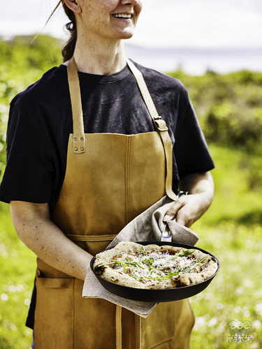 Tytanowo-ceramiczna patelnia TechnIQ Scanpan z pyszną pizzą w plenerze.
