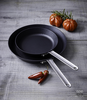 Scanpan TechnIQ patelnia tytanowo-ceramiczna Ø 22 cm na drewnianym tle z papryczkami i pomidorami