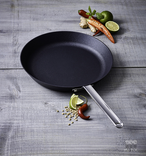 Tytanowo-ceramiczna patelnia Scanpan TechnIQ z przyprawami na drewnianym tle
