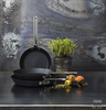 Patelnia TechnIQ Scanpan Ø 26 cm z tytanowo-ceramiczną powłoką na tle rustykalnym