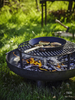 Patelnia Scanpan TechnIQ tytanowo-ceramiczna na grillu w ogrodzie