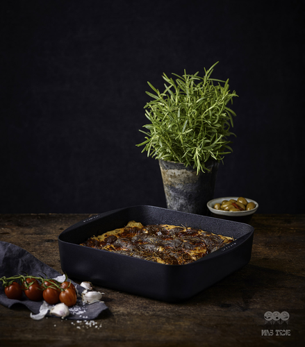TechnIQ Scanpan tytanowo-ceramiczna patelnia nieprzywierająca do serwowania z pokrywką.