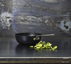 Wok TechnIQ Scanpan z powłoką Stratanium Plus, Ø 30 cm, na tle kamiennej ściany.