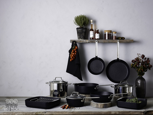 Wok TechnIQ Scanpan z powłoką Stratanium Plus na tle kuchennej aranżacji.
