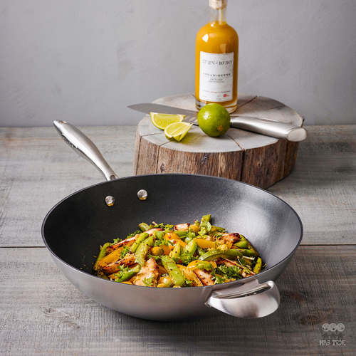 Wok Scanpan CTX z powłoką Stratanium, srebrno-czarny, Ø 32 cm, z kolorowymi warzywami.