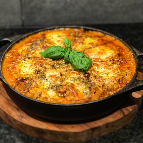 Skeppshult Traditional - żeliwna patelnia z bukowym uchwytem, Ø 28 cm, danie z serem i bazylią.