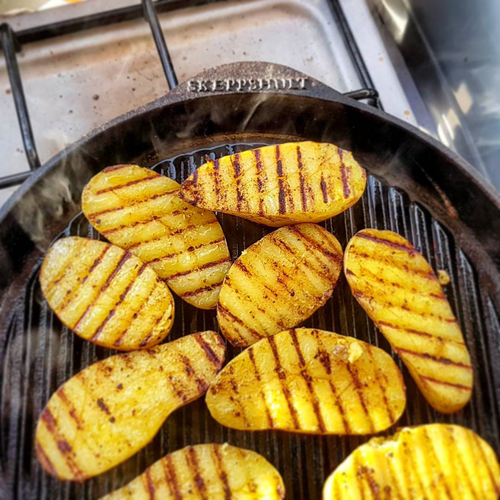 Skeppshult Traditional żeliwna patelnia grillowa z ziemniakami