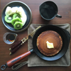 Skeppshult Walnut patelnia żeliwna Ø 24 cm z uchwytem z orzecha włoskiego