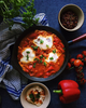 Żeliwna patelnia Skeppshult Walnut z uchwytem z orzecha włoskiego, Ø 24 cm, z potrawą shakshuka.