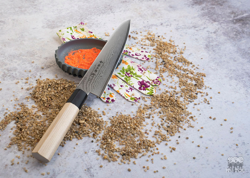 Shippu Tojiro Gyuto 18 cm, 63-warstwowy nóż japoński na tle przypraw