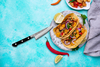 Japoński nóż Hatsukokoro Atelier mistrza Matsumury na tle tacos.