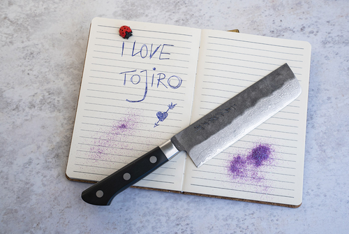 Nóż Nakiri Hatsukokoro Atelier na notesie z napisem "I Love Tojiro".