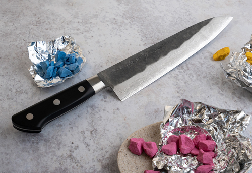 Gyuto Hatsukokoro Atelier Tomoo Matsumura z kolorową aranżacją.