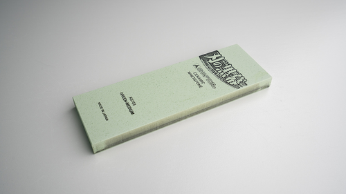 Kamień ceramiczny Green Shapton Kuromaku, gradacja 2000, na białym tle.