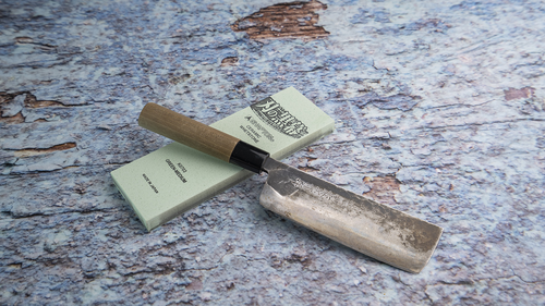 Ceramiczny kamień Shapton Kuromaku Green 2000 na tle kamiennej powierzchni