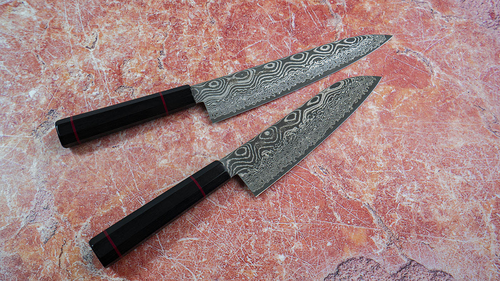 Kanetsune Namishibuki nóż Gyutoh 21 cm na marmurowym tle