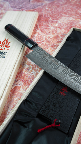 Namishibuki Kanetsune nóż Gyutoh 21 cm w eleganckim etui na tle drewnianej deski