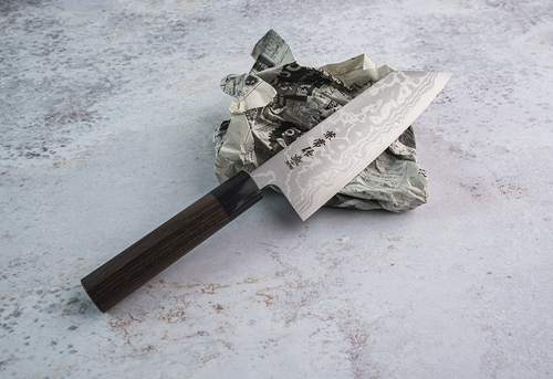 Zen-Bokashi Kanetsune japoński nóż Santoku 16,5 cm na tle gazety